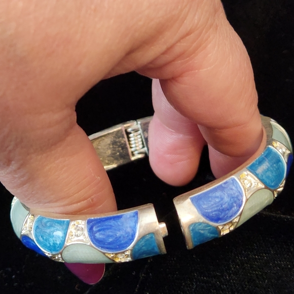 Enamled Metal two-tone bangle bracelet with hidden spring clasp. - Picture 3 of 5